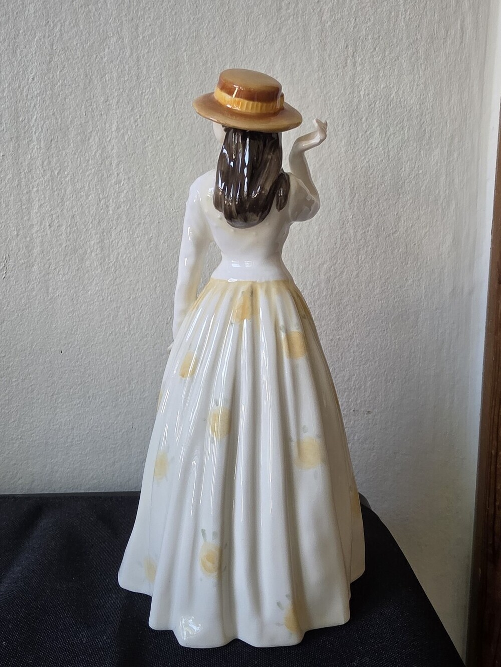 Royal Doulton Figurine Susannah HN 4221 - Picture 2 of 3